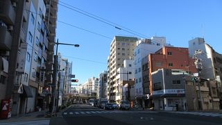 隅田川を渡って来た東武線の高架下を走る通りです。