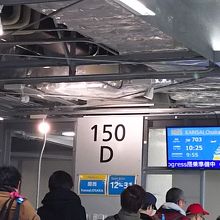 簡素な造りの搭乗口（成田空港）