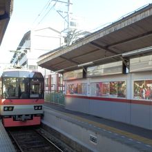 出町柳駅へ入線中のきらら号蔵馬行