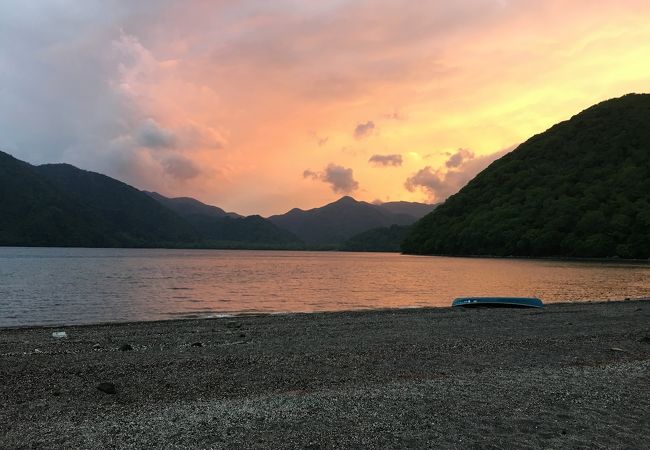 晴れの日の湖は絶景