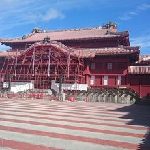 塗り替え中の首里城正殿