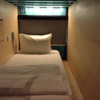 枕側はガラス一枚で外のバス乗り場 。