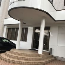 ホテル玄関、階段の横に車を駐車出来ました。