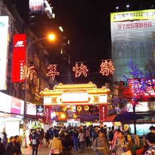 夜市の入口。12月だけどもう新年ムード