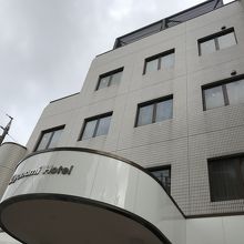 五階建てこぢんまりとしたホテルです。