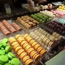 いろんなフレーバーが色とりどりに並んでます。