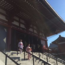 浴衣を着ているはほぼ外国人観光客です。