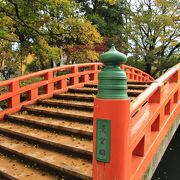富山城の内堀に架かる朱塗りの太鼓橋
