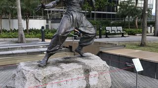 ブルースリーの銅像