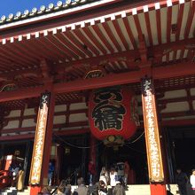 本堂では立ち止まって並んではダメ。ドンドン奥まで進みましょう