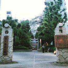 公園入り口。まっすぐ進んだ先に鳥居と社があります