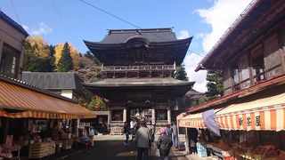 山奥の立派なお寺。名物の三角揚げは超オススメです。