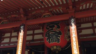 手前で並ばず奥まで進みましょう！奥に大きな賽銭箱があります。