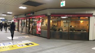 駅構内にあるカフェ