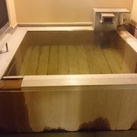 掛け流しの客室露天風呂のお湯はやや熱め。