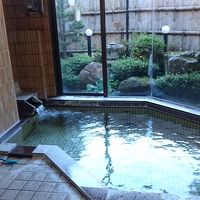 こじんまりとしてはいますが、清潔な大浴場。