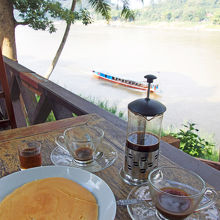 メコン川を眺めながらの朝食