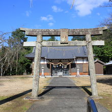 石造りの鳥居と社殿