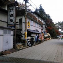 山門の並びにあります