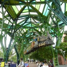 うおー天井に機関車が・・・・