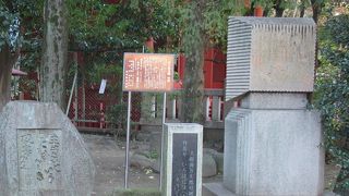 二天門にほど近い浅草神社の境内にある小ぶりの句碑です。