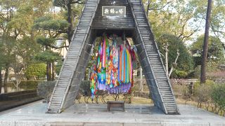 平和祈念像の両端に