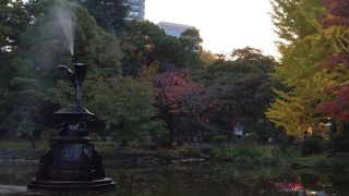 雲形池の鶴の噴水