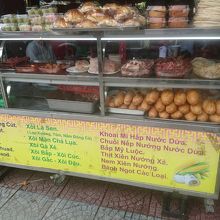 外から美味しそうなパンが見える