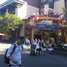 パークのお土産もこのモールで購入できます