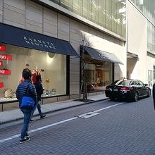 銀座の喧騒からは外れています。