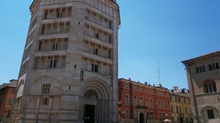 ドゥオーモ、洗礼堂、教区博物館のある広場