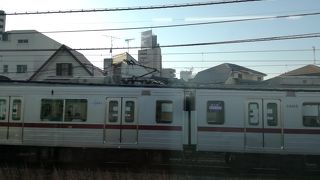  池袋駅を出発してちょっとの間は、埼京線と並んで走ります