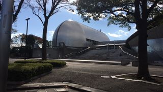 体育館の形が面白い