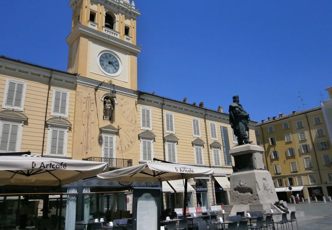 総督宮殿やガリバルディ像が立つ広場