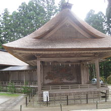 能舞台を有する白山神社神楽殿。