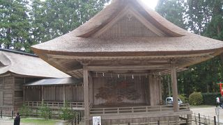 茅葺屋根に覆われた能舞台が素晴らしい『白山神社神楽殿』