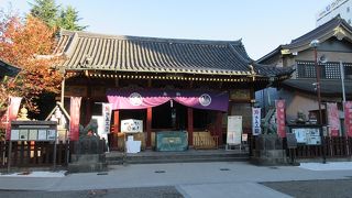浅草寺の二天門に隣接した静かなお社です。