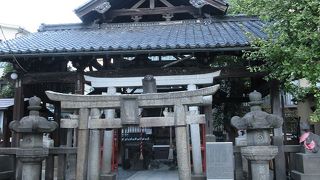 浅草神社の右奥に回り込んだ場所にあり、少し見つけにくいですね。