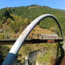 アーチの橋が目印です