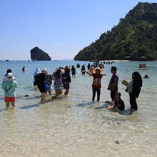 沖に見えるガイ島まで歩くことが出来ます