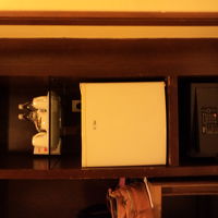 湯沸かし器、ティー、コーヒーセット、お水は2本。金庫あり