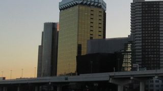 隅田川の浅草側からも良く目立ちます。