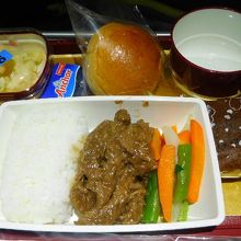 牛肉がいっぱいのランチはまぁまぁ。当然飲み物も無料です。