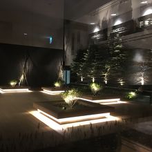 お店の前の夜景