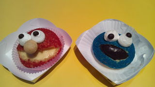 かわいいエルモやクッキーモンスターのシュークリーム！