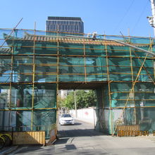 牌坊。取り壊し工事中。