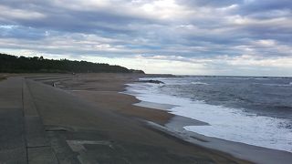 犬吠埼から徒歩５～10分程度のところに位置する砂浜部分が少な目の海岸
