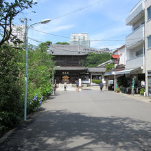 「中門」を入ると正面に「山門」、右手には…