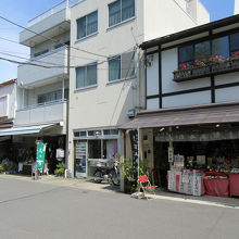 今風に言えば、忠臣蔵・赤穂事件ノベルティショップが並びます 