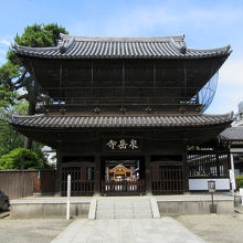 この立派な「山門」向かって右手には…